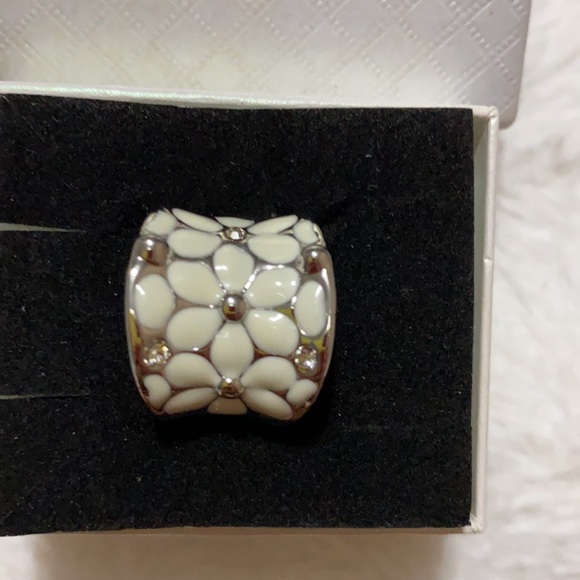 Roxi Daisy ring 🆕 - Picture 4 of 13